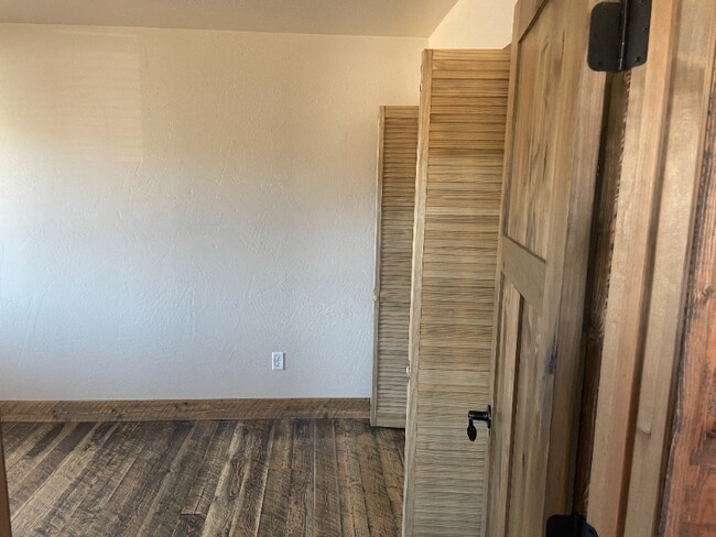 Foto del edificio - 6240-6243 Three Needles Ln