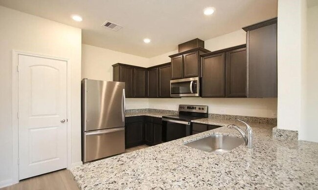 Building Photo - 549 Bains St