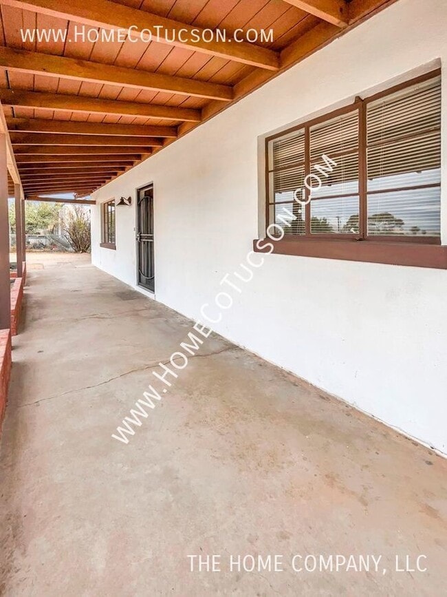 Building Photo - 833 W Jacinto Street Main house: Beautiful...