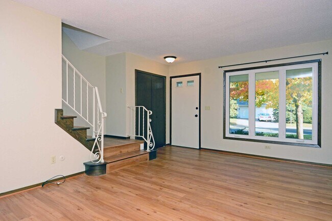 Building Photo - Avail 06/01! 2 Bed 1.5 Bath Duplex Minutes...
