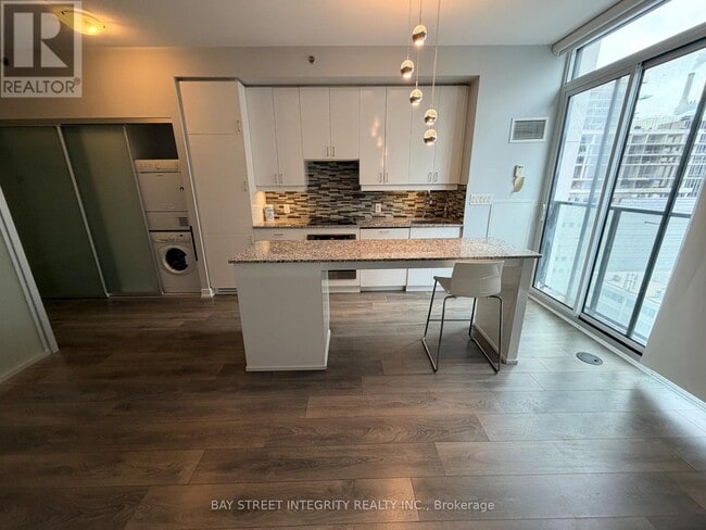 Building Photo - 426 University Ave