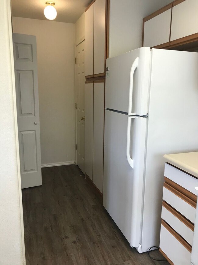 Building Photo - 2 Bedroom 2 Bath Centrally Located Condo