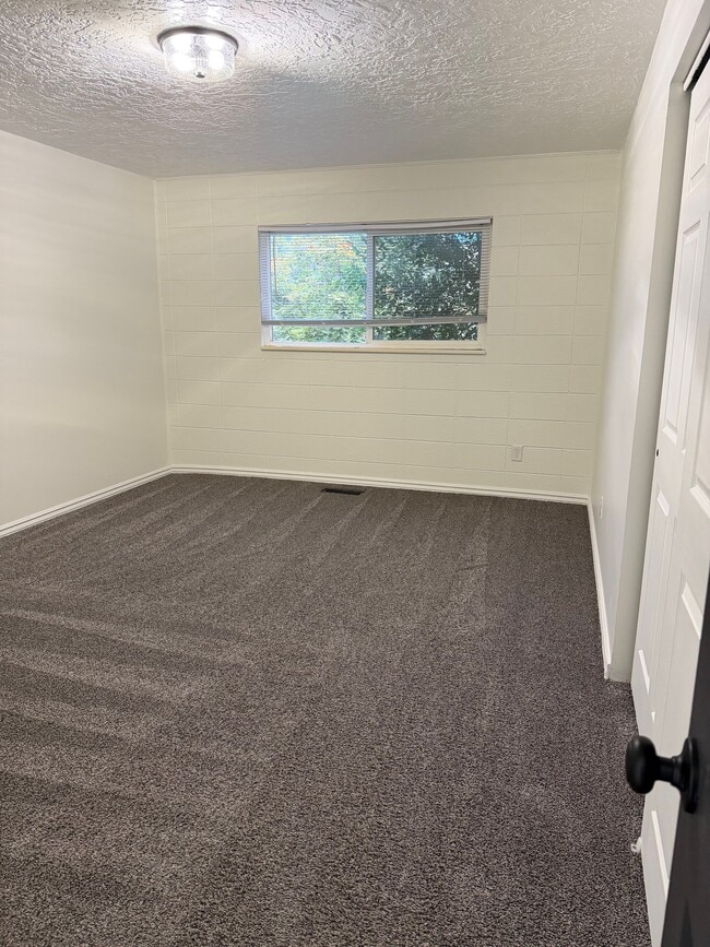 Building Photo - 251 W 400 N