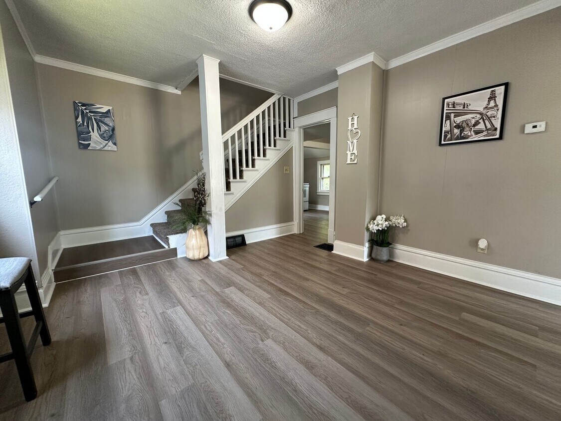 Primary Photo - Renovated 3 bedroom house for rent in Wate...