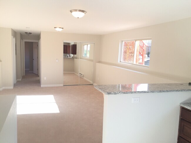 Building Photo - **Cozy 2 Bed, 1 bath in Lakewood, CO Brigh...