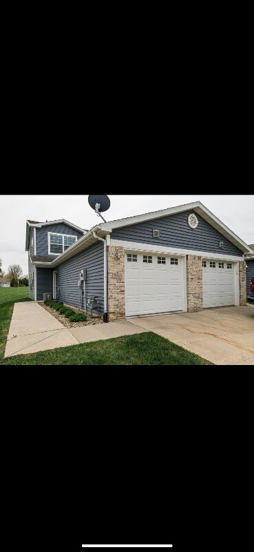 Primary Photo - 574 Pointe Ct SW