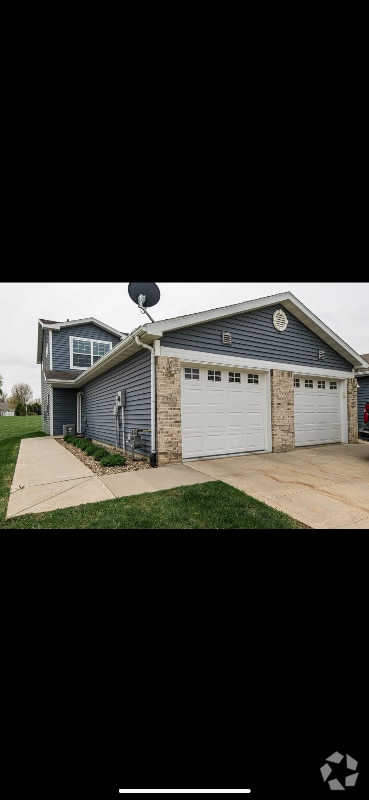 Building Photo - 574 Pointe Ct SW