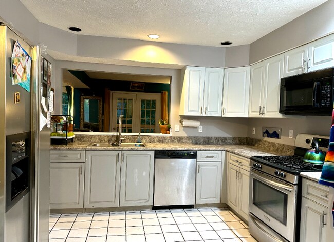 Building Photo - 1111 Island Woods Dr