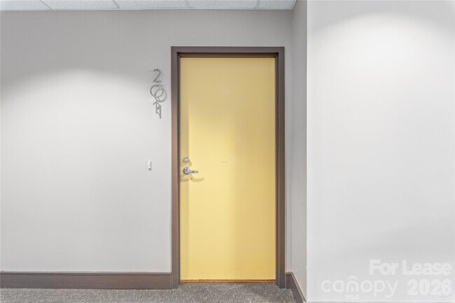 Foto del edificio - 2200 Lyndhurst Ave