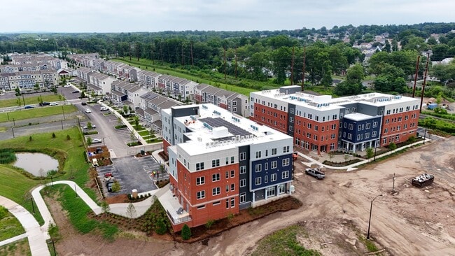 Building Photo - Heights at Village at Park River