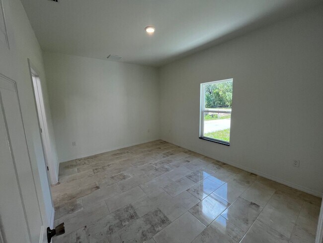 Foto del edificio - BRAND NEW HOUSE- READY FOR Showing