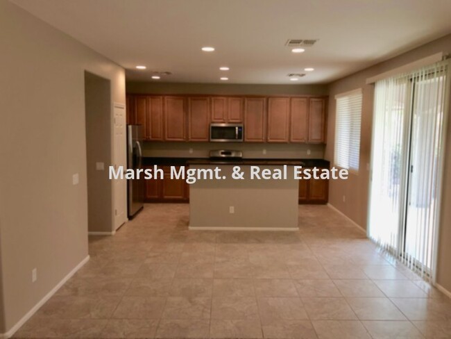 Building Photo - Beautiful 5 bedroom home with tons of livi...