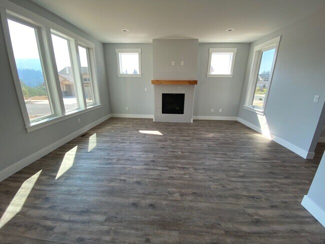 Building Photo - Application Pending - 3 Bedroom, 2 Bath Ho...