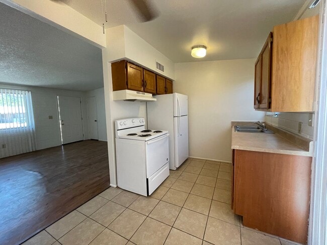 Foto del edificio - Central 2 bedroom 1 bath unit with Fenced ...