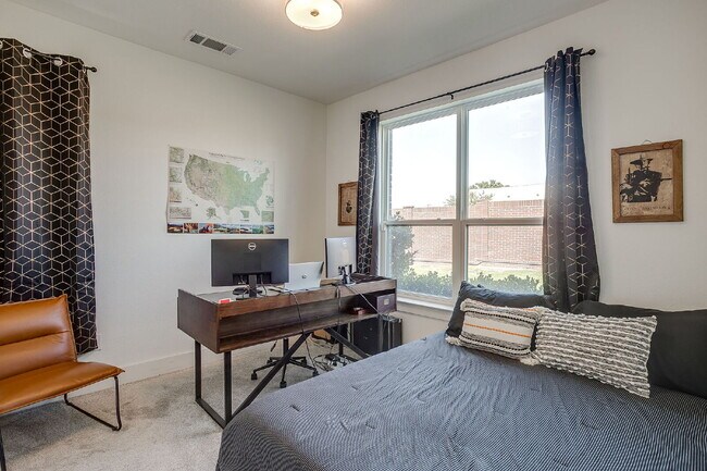 Foto del edificio - Newly Constructed Townhome Just Steps Off ...