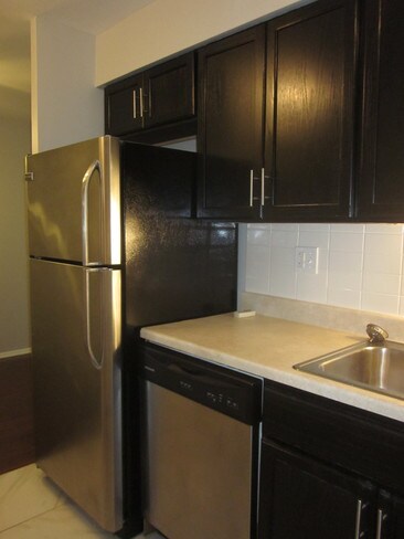 Building Photo - 3825 N Pine Grove Ave