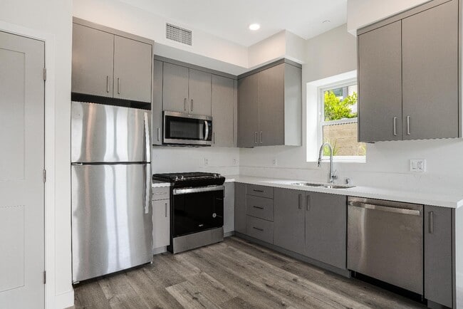 Building Photo - 3308 Mentone Ave
