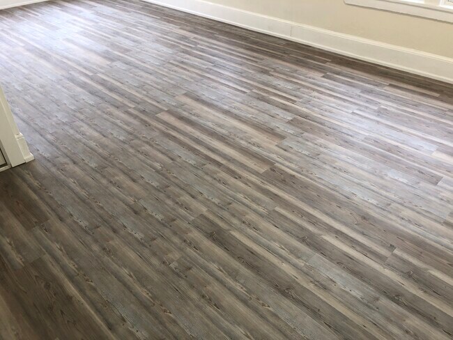 Nuevos pisos. - 511 Caspian Ave