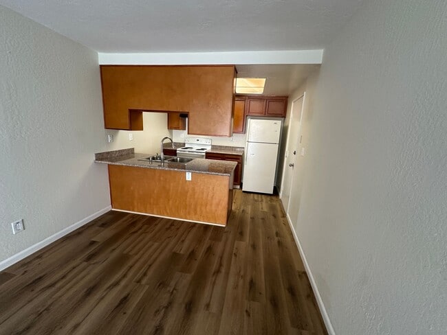 Building Photo - 3-bedroom, 2 car garage, dishwasher, stove...