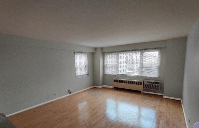 Building Photo - 2909 N Sheridan Rd