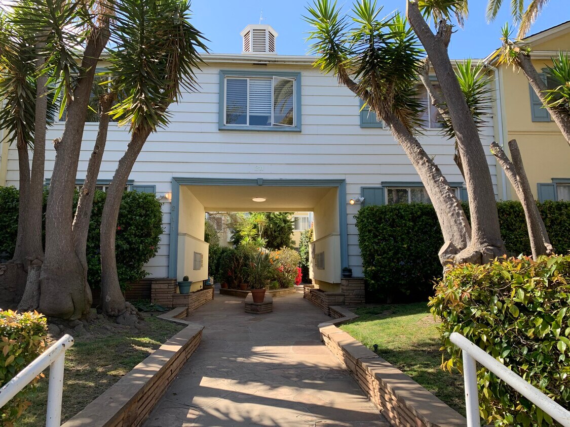 211 San Vicente Blvd, Santa Monica, CA 90402 Apartments Santa Monica