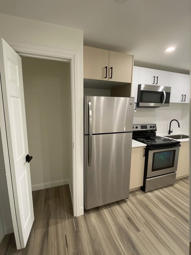 Building Photo - 324 Vidal St S