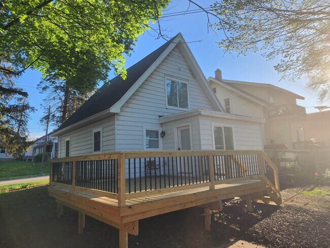 Foto del edificio - 106 Leonard St NE