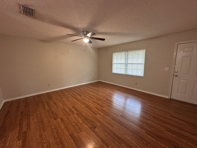 Building Photo - 30 Hemlock Terrace Dr