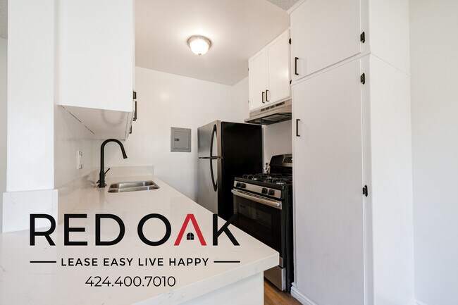 Building Photo - Cheerful One Bedroom with Spacious Rooms, ...