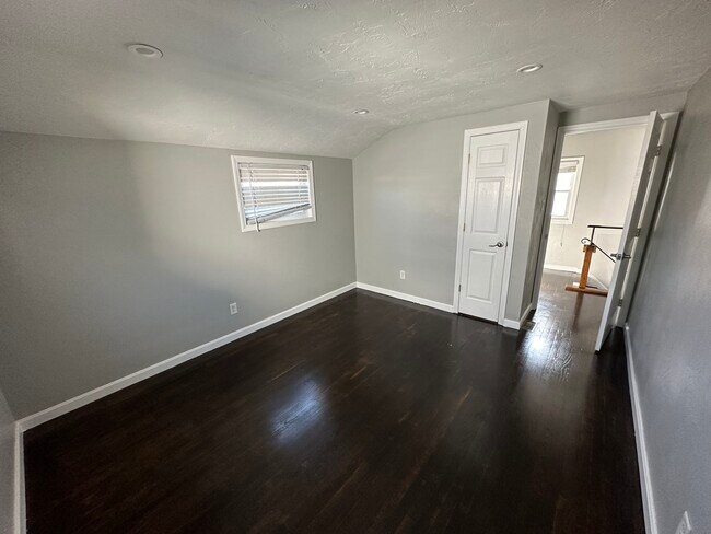 Building Photo - 121 Rahe St