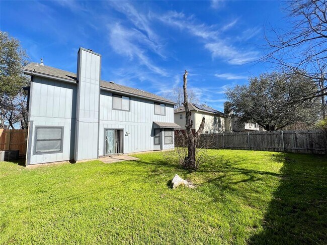 Building Photo - 809 Riverlawn Dr