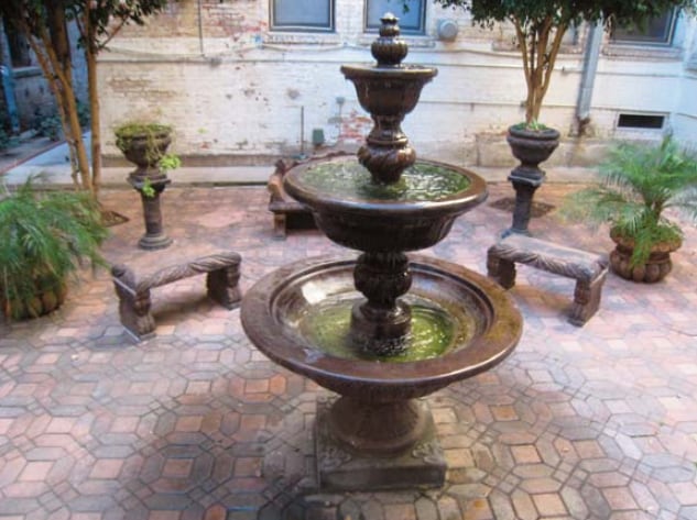 Courtyard - Casa California Apartments
