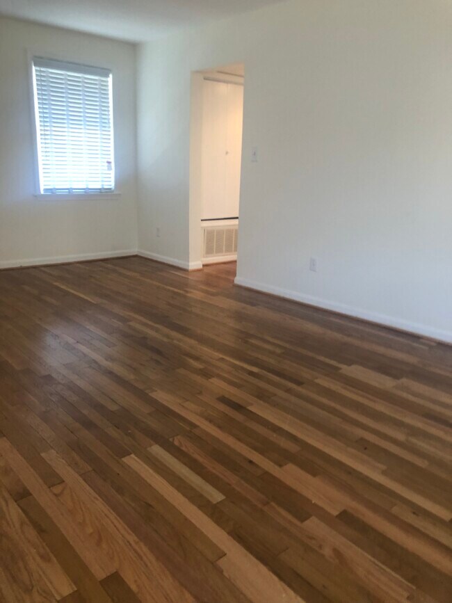 Combinación de sala de estar y comedor - 3800 W St SE