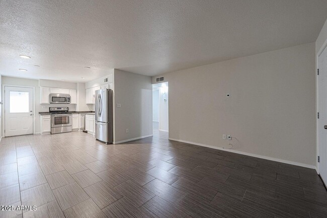 Foto del edificio - 6819 N 12th St