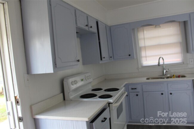 Foto del edificio - 5525 Amity Pl