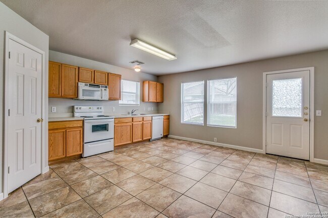 Foto del edificio - Stylish & Spacious 4-Bedroom Home