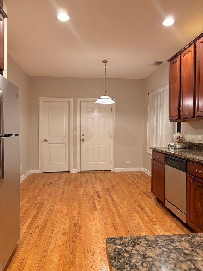 Foto del edificio - 5924 N Milwaukee Ave