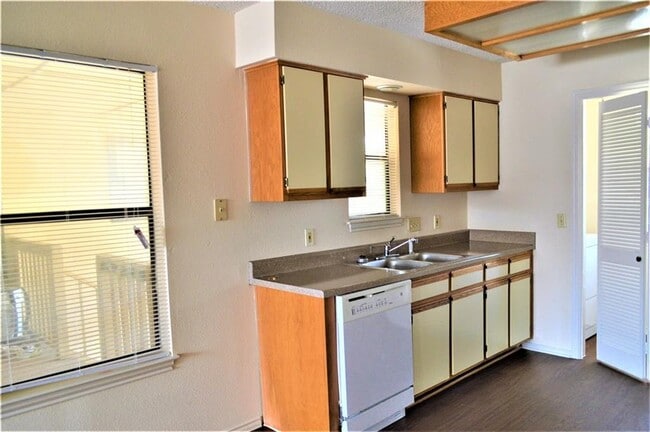 Building Photo - 903 Romeria Dr