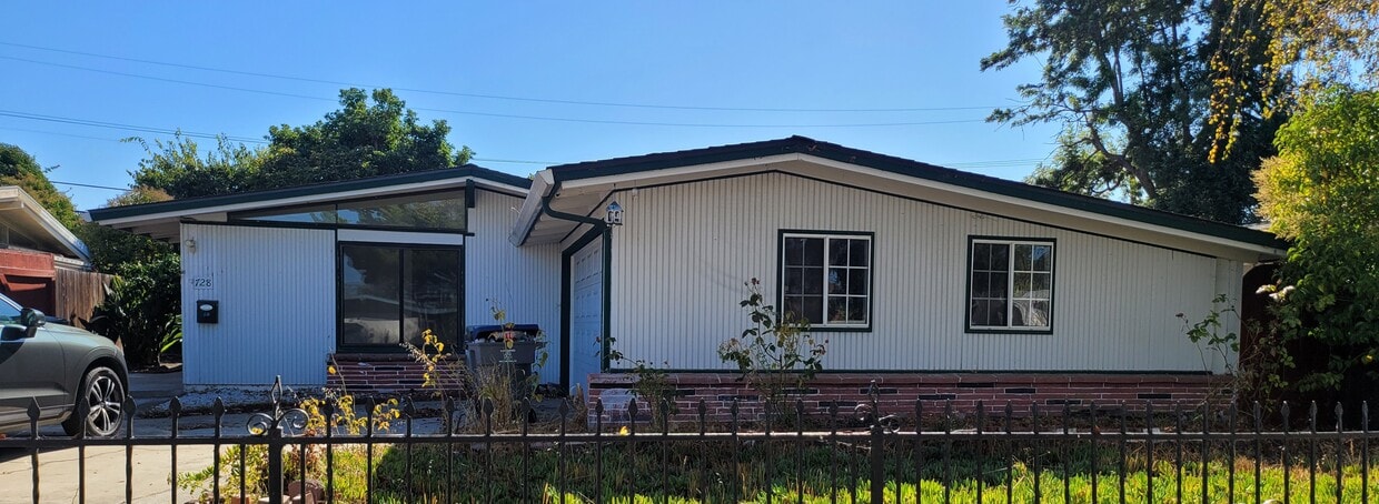 Primary Photo - 728 Lakebird Dr