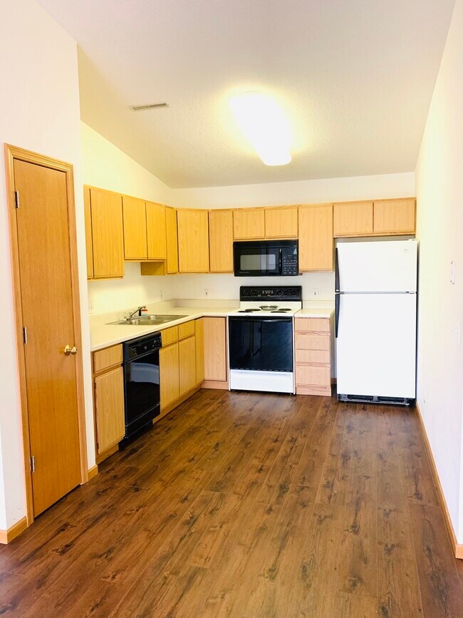 Building Photo - 3470 Parkwild Dr