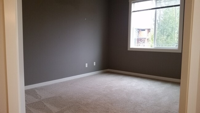 Foto del edificio - Amazing 4 beds, 2 dens, 2.75 baths in Kirkland.  Minutes to Microsoft/Costco