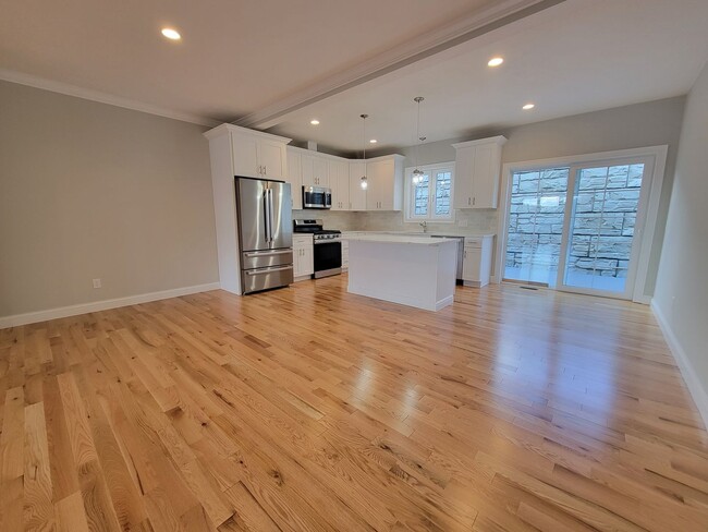 Building Photo - 3 Bedroom 2.5 Bath Luxury Townhome with 2 ...