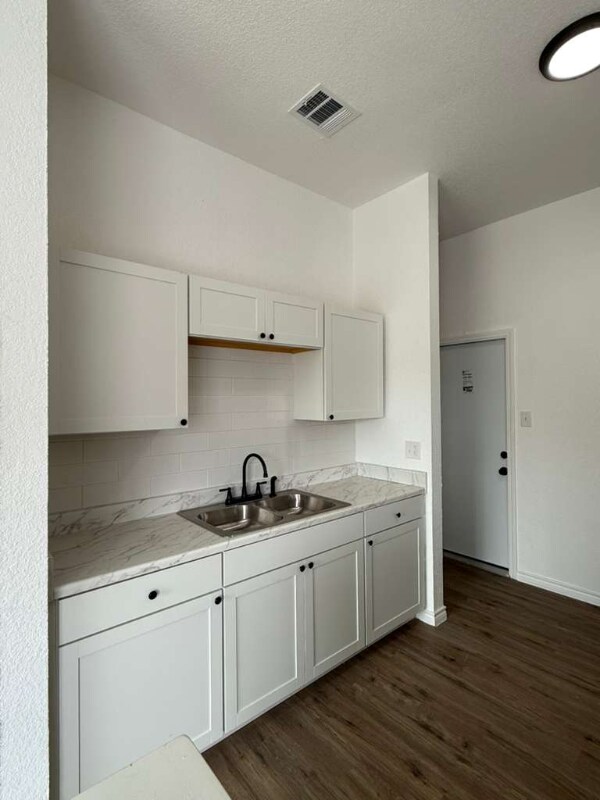 Foto del edificio - 8750 Shallow Ridge Dr