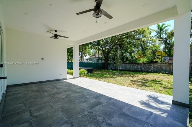 Building Photo - 112 NW 24th Ct