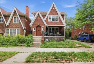 Building Photo - 884 Beaconsfield Ave