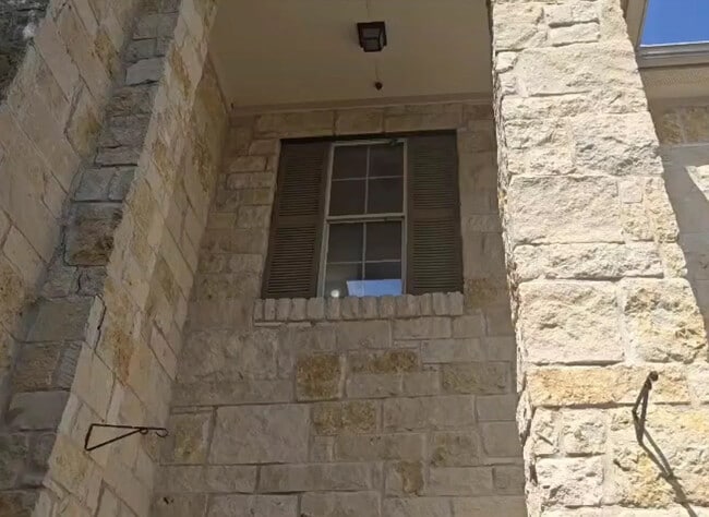 Building Photo - Room in Single Family Home on White Water Way