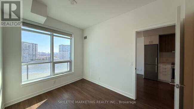 Photo du bâtiment - 30 Upper Mall Wy