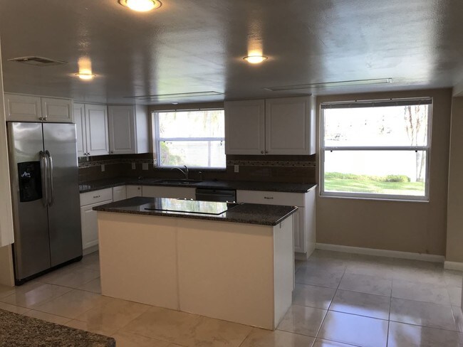 Building Photo - 2072 Lake Dr