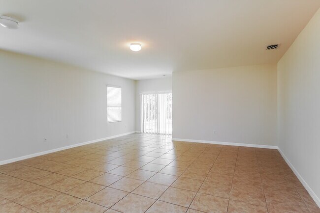 Building Photo - 203 NE 9th Ave