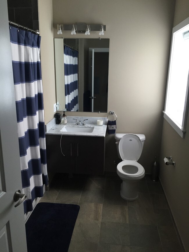 Beautiful bathroom with window - 110 Broad St